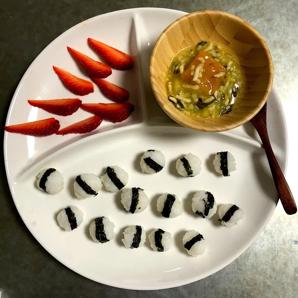 Snapdishの料理写真:こにぎり・かぼちゃに野菜と鶏ひき肉の甘酢餡・あまおう　ワンプレート|nao子さん