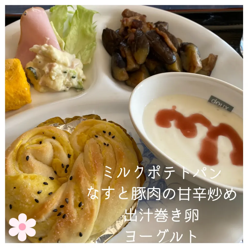 Snapdishの料理写真:ミルクポテトパン&なすと豚肉の甘辛炒め|いのっちさん