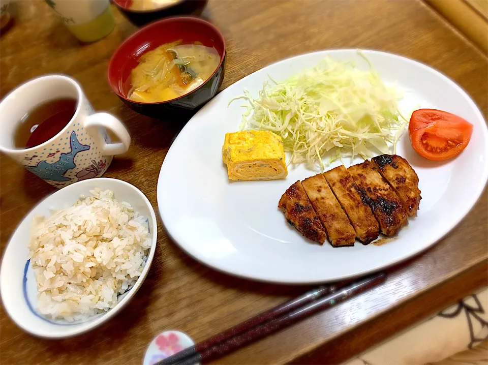 豚の味噌漬け・千切りキャベツ・しらす入りだし巻き卵・味噌汁・ご飯|ちびろ菌さん