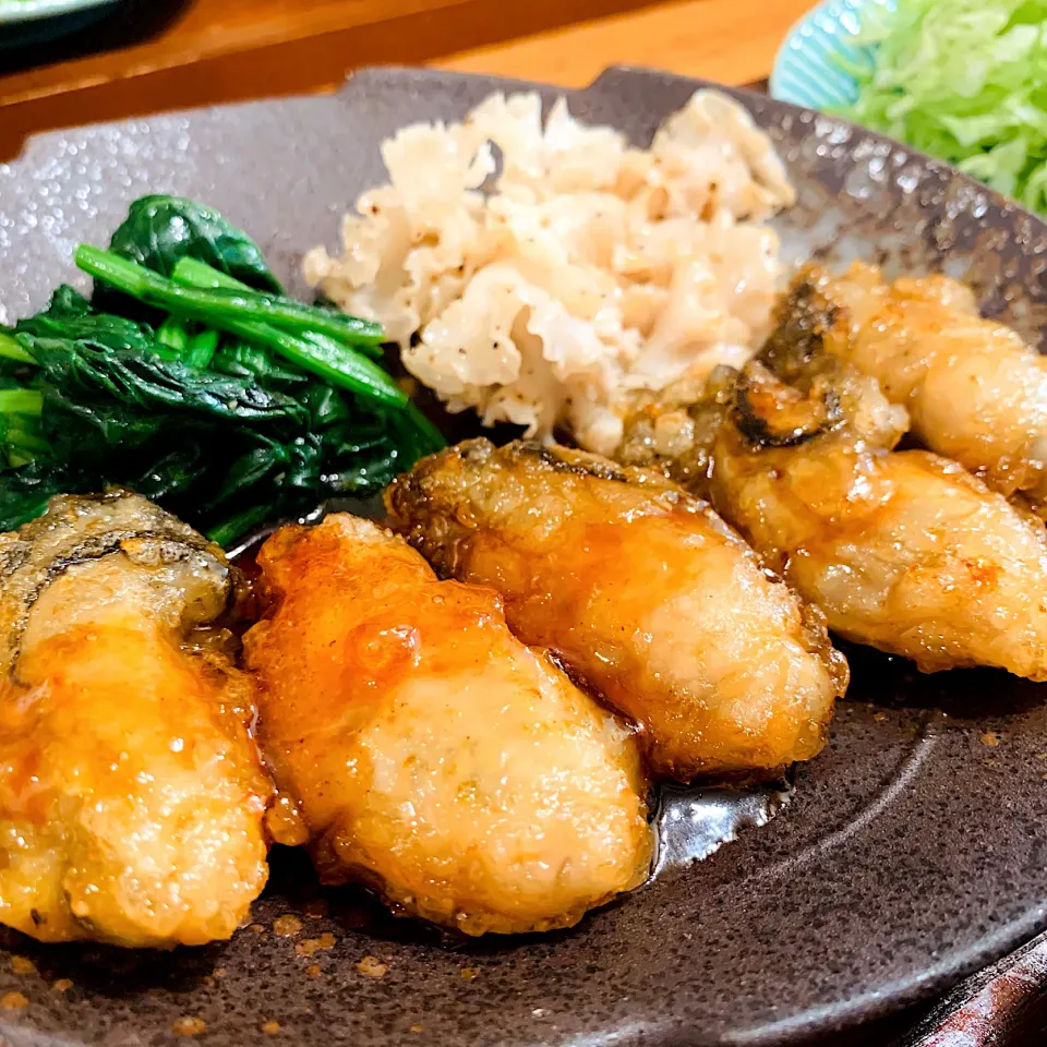 牡蠣のバター醤油焼き　花びら茸とほうれん草ソテー|いちごさん