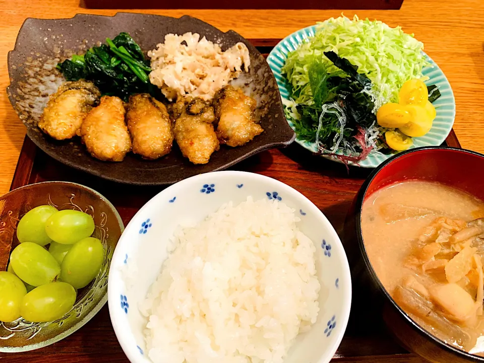 我が家の晩ごはん🍚牡蠣のバター醤油焼き、海藻サラダ、粕汁、ぶどう|いちごさん