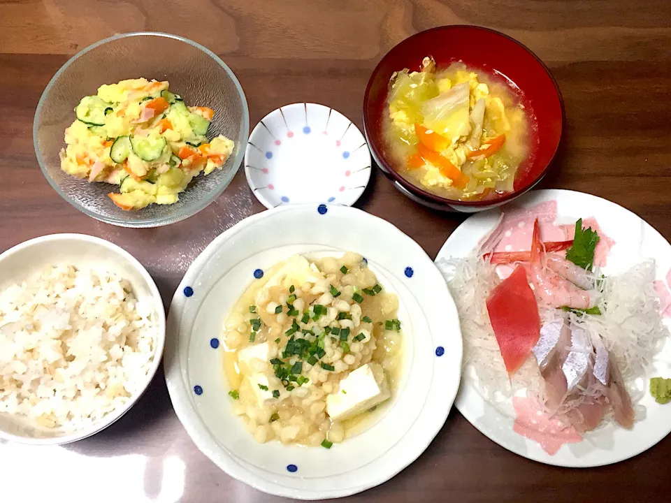 刺身 豆腐のおろし煮 炒めキャベツの味噌汁 ポテトサラダ|おさむん17さん