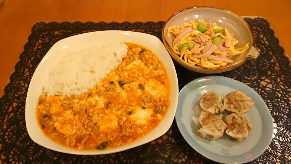 Snapdishの料理写真:☆マーボ豆腐丼
☆シュウマイ
☆中華サラダ|chikakoさん