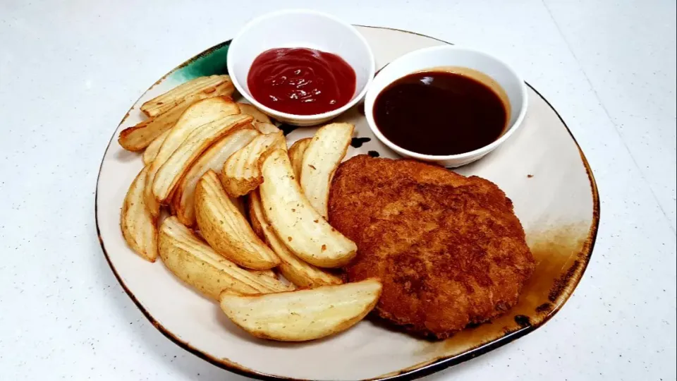 fried pork cutlet and potato wedges|steven z.y.さん