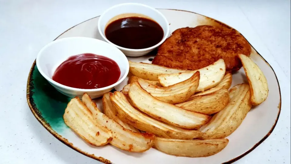 fried pork cutlet and potato wedges|steven z.y.さん