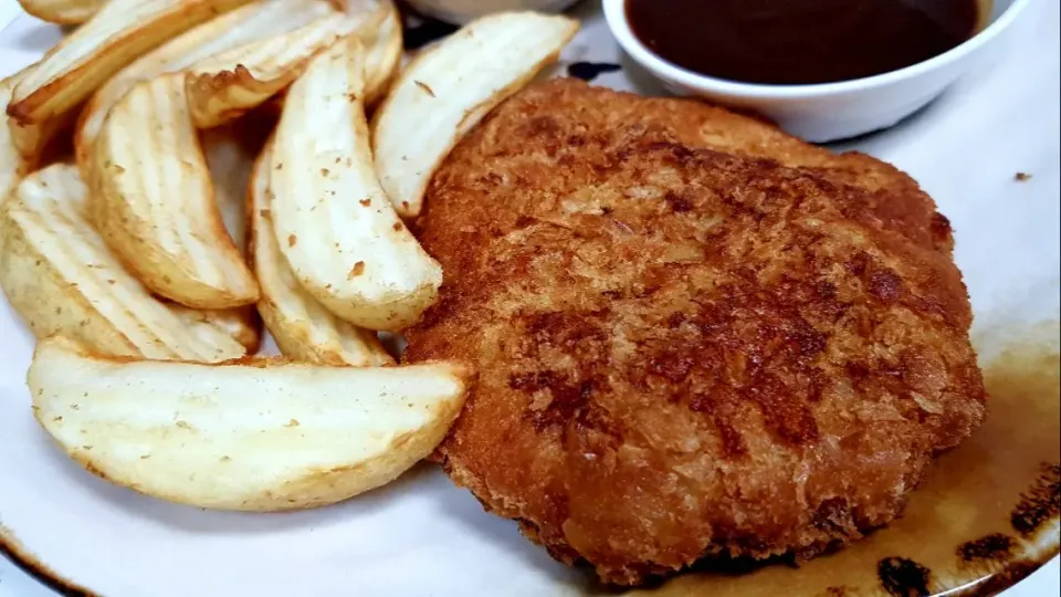 fried pork cutlet and potato wedges|steven z.y.さん