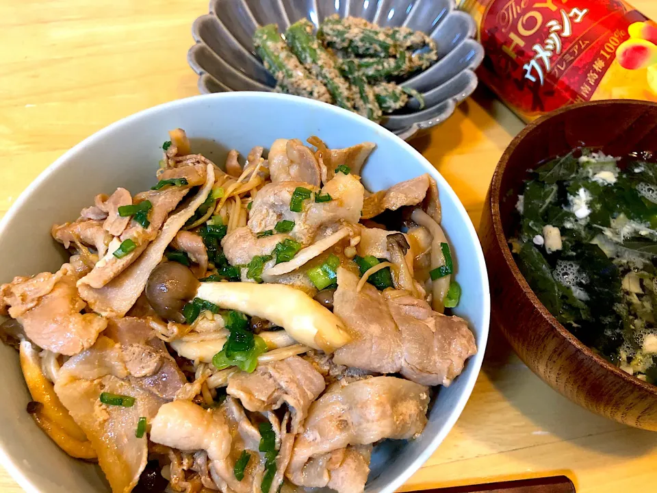 豚バラ肉ときのこの簡単ピリ辛炒め丼|こぐまさん