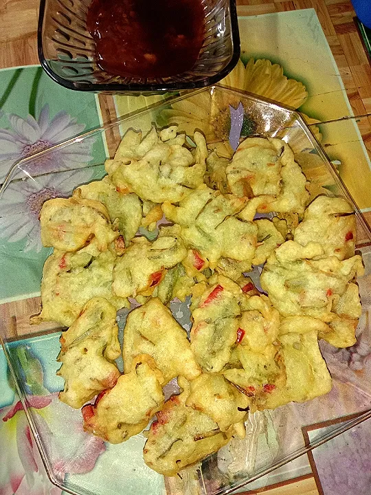 Snapdishの料理写真:Cucur Bawang + Ikan Bilis|rynaxulleyさん