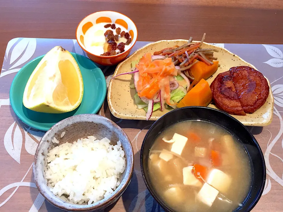 朝ごはん
さつま揚げ、かぼちゃの煮物、きんぴらごぼう、茹でキャベツ、レットオニオンスライス、人参酢漬け、白米、肉団子と大根と人参とエノキの味噌汁、グレープフルーツ、レーズン添えヨーグルト|かよちゃんさん