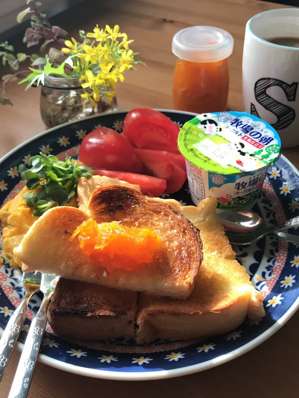 ☀休日の朝ごはん☀ 今年の手作りマーマレードと一緒にいただきます！トマトも多めにリコピン摂取だよぉ〜♥️|sachicocoさん