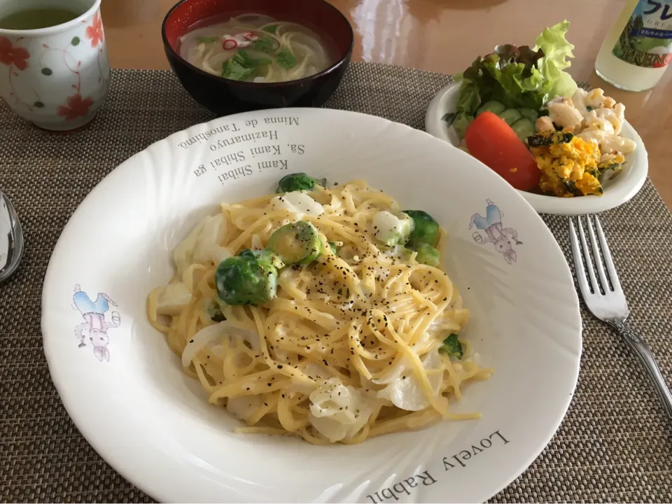 Snapdishの料理写真:芽キャベツのクリームパスタ🌸🐝|にゃふてんさん