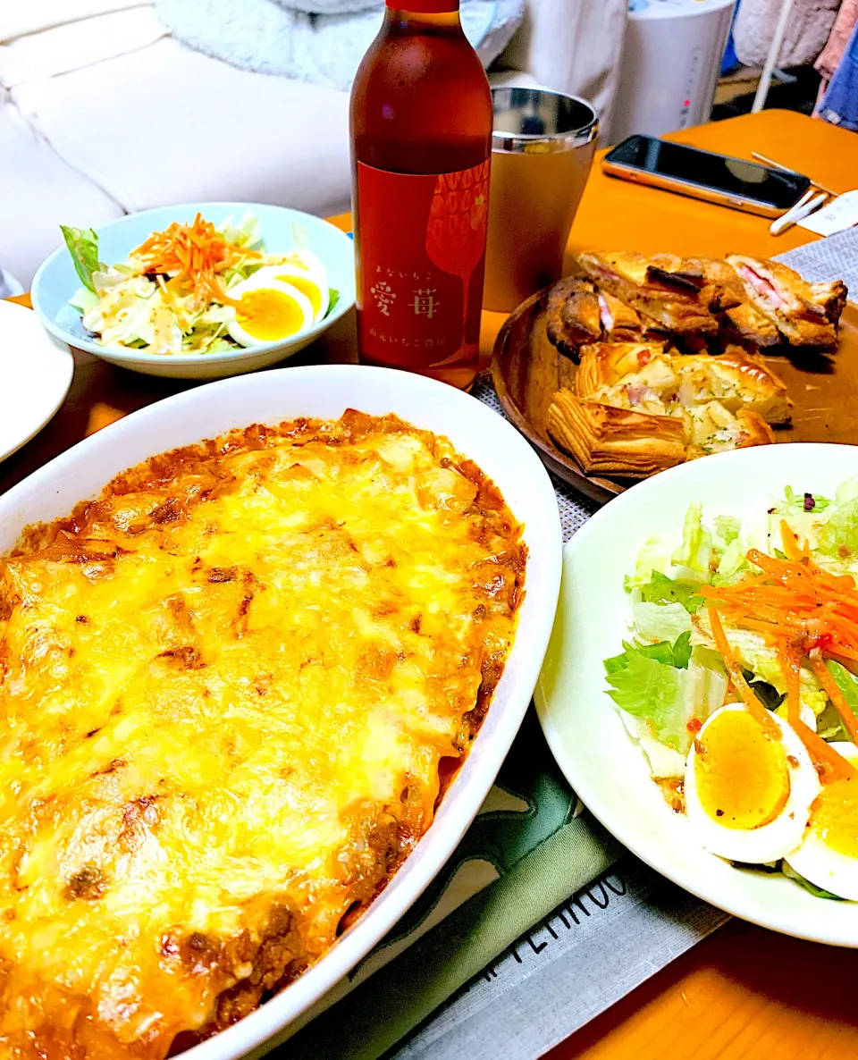 ラザニア　サラダ🥗　いちごワイン🍓🍷|ちはるさん