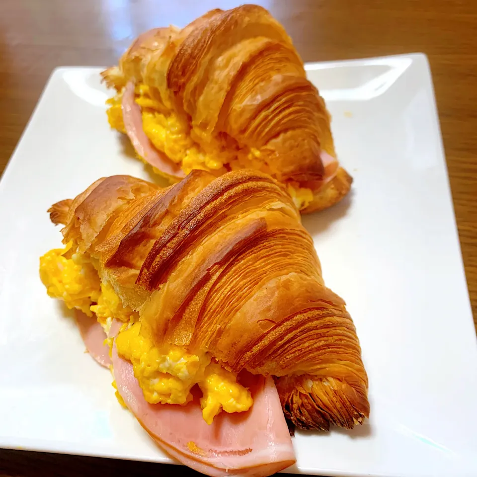 Snapdishの料理写真:クロワッサン🥐ハムとトリュフ塩スクランブルエッグ|Sakuraさん