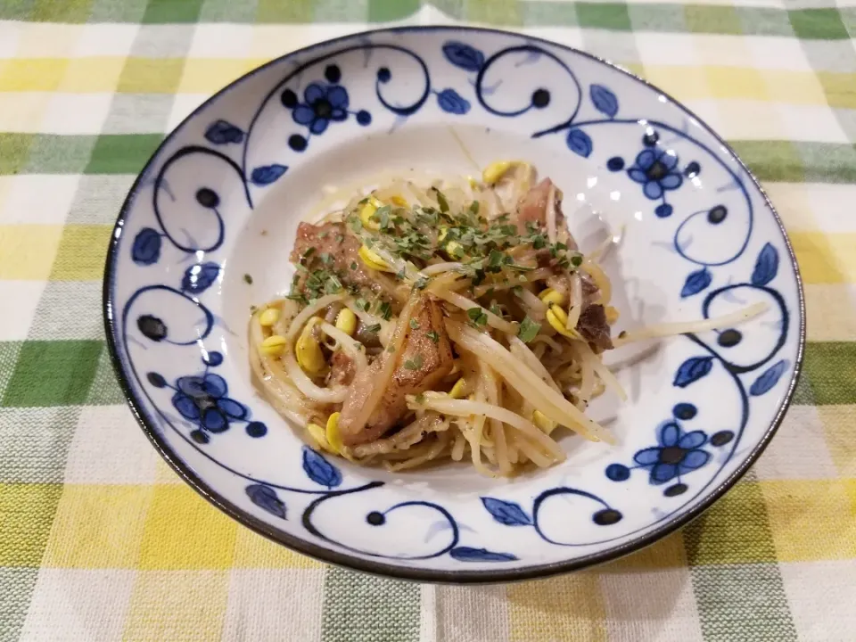 Snapdishの料理写真:豚バラ肉と豆もやし炒め|ポロポロさん