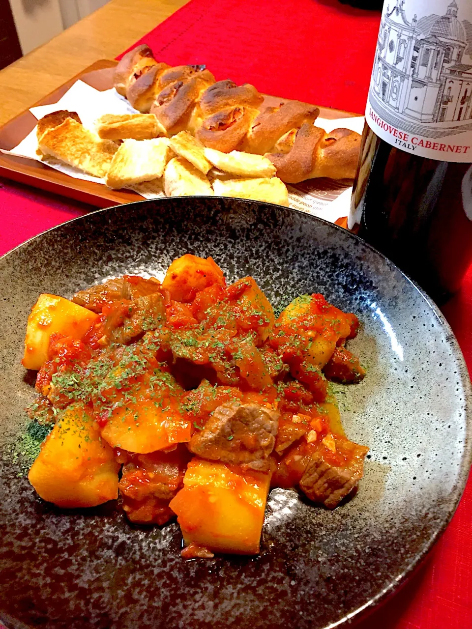 Snapdishの料理写真:牛肉と新じゃがのトマト煮🍀|おかちさん