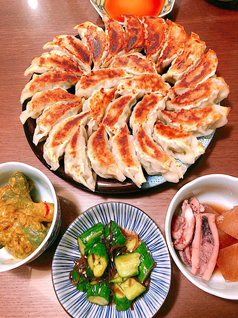 Snapdishの料理写真:キャベツ多めの餃子、きゅうりの塩昆布漬&カラシ味噌漬、イカと大根の煮物、中華スープ|taka-chanさん