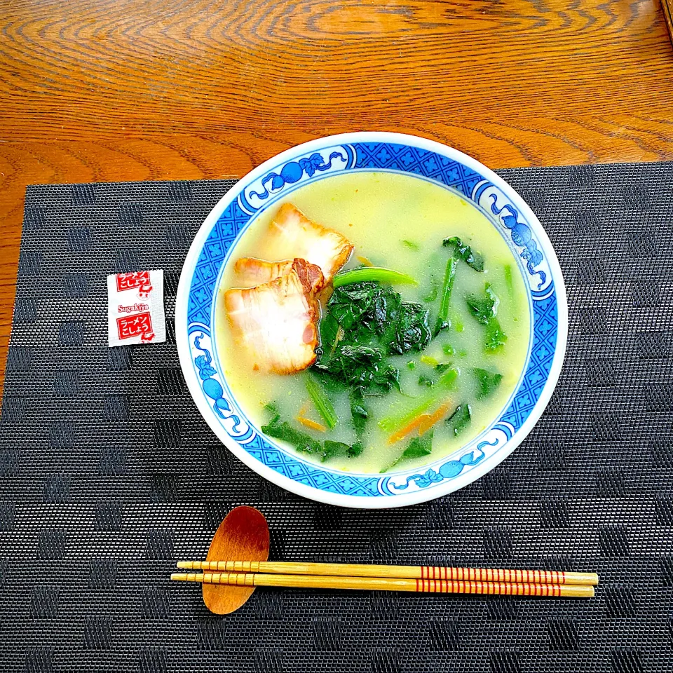 寿がき屋の和風豚骨ラーメン、ほうれん草炒めと焼き豚添え|yakinasuさん