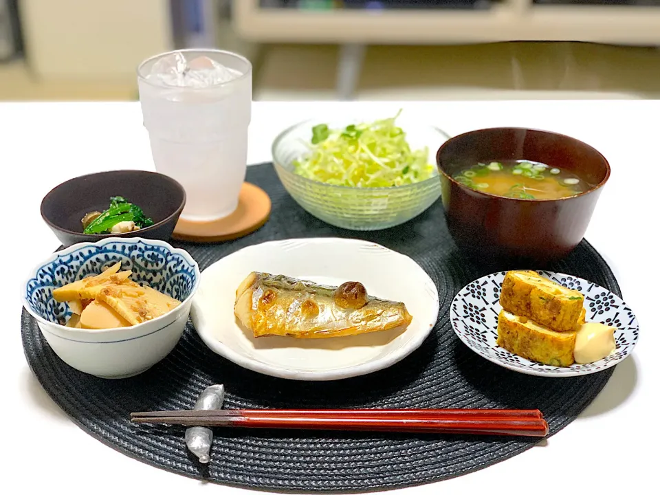 Snapdishの料理写真:サバの塩焼き、筍の煮物、ほうれん草としめじのおひたし、なめこと豆腐のお味噌汁、玉子焼き、サラダ。|yukiさん