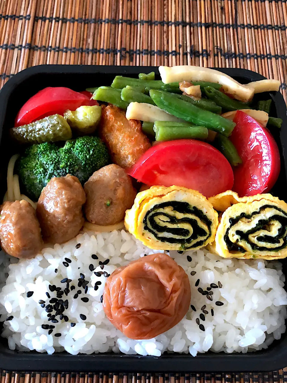 Snapdishの料理写真:今夜の夜勤弁当完成🍱渦巻き卵焼きと竹輪とインゲンのキンピラと懐かしいミートボール😅|いっちさん