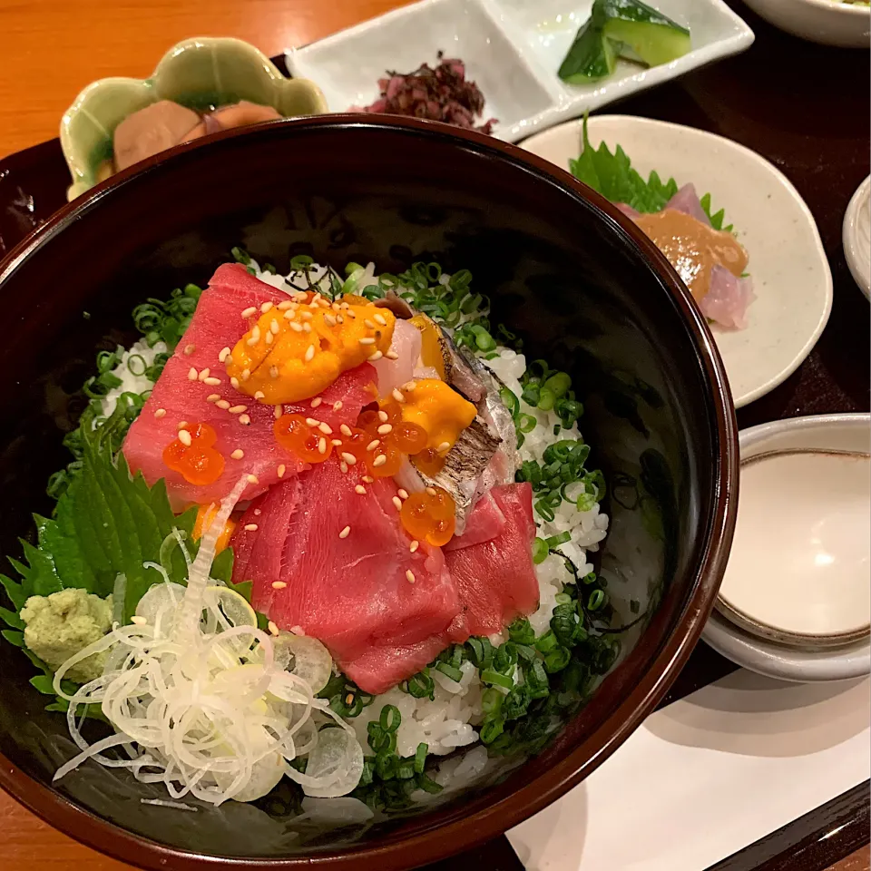 Snapdishの料理写真:あかうず海鮮丼|r1990297さん