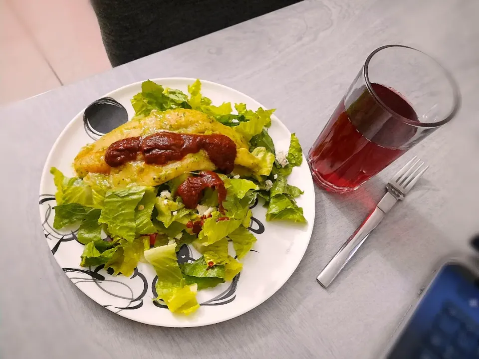 Pescado al cilantro en cama de lechuga con aguacate, queso de cabra y salsa de chipotle y agua de Jamaica natural |LaBuyis EnBiciさん