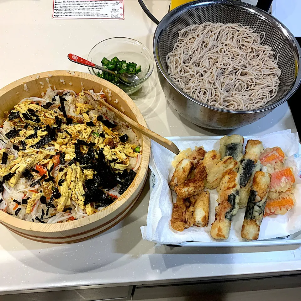 Snapdishの料理写真:ちらし寿司☆鴨だしせいろ蕎麦☆餅入りちくわの天ぷら|とまこ(*^o^*)さん