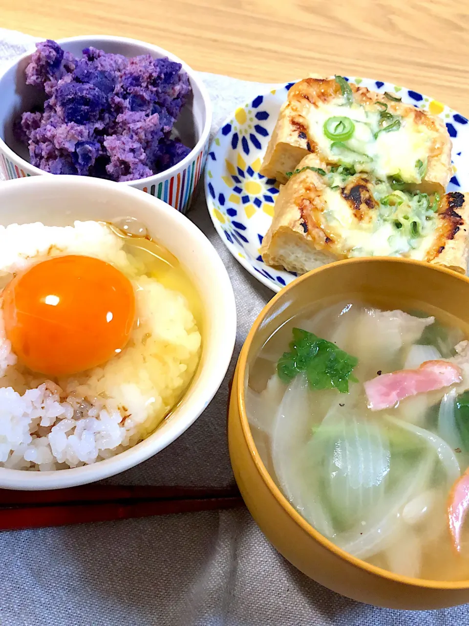 卵かけご飯・お揚げのネギ味噌焼き・タラモサラダ・新玉と菜花のスープ|さおりさん