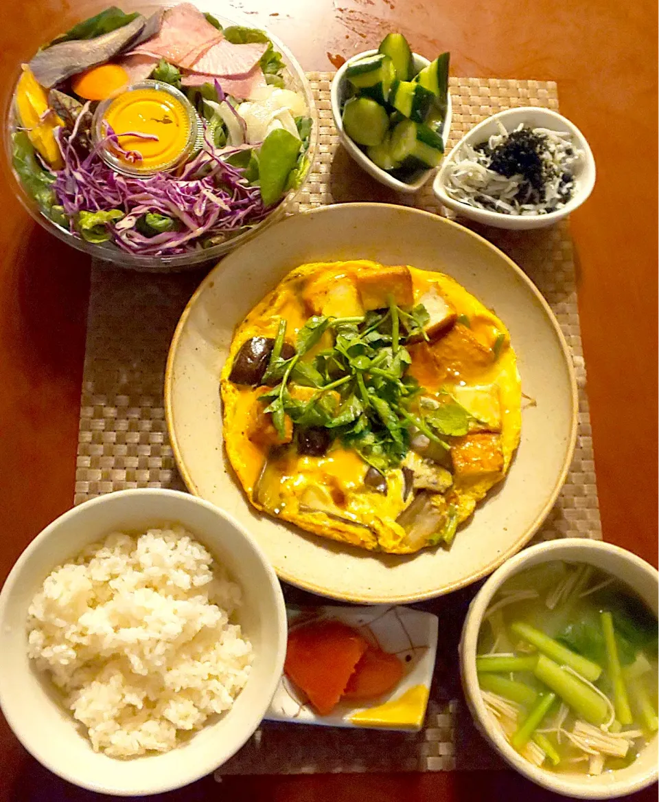 Snapdishの料理写真:Today's Dinner🍴しらす&しそわかめ･胡瓜の浅漬け･明太子･お野菜たっぷりｻﾗﾀﾞ･厚揚げと茄子&芹の卵とじ･白飯･小松菜とえのきのお味噌汁|🌈Ami🍻さん