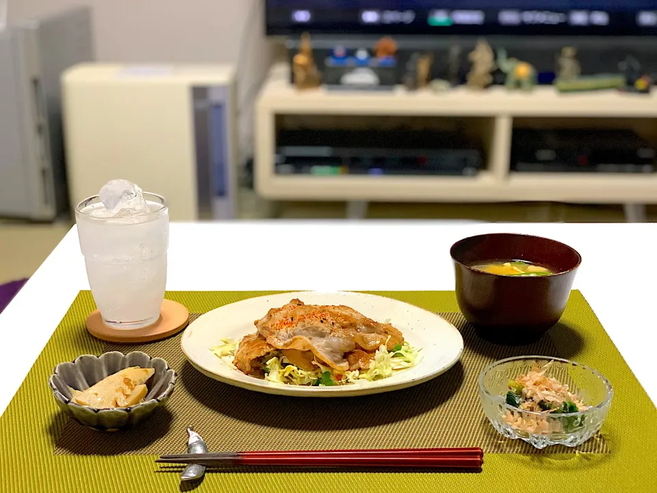 Snapdishの料理写真:ばんごはん。生姜焼き、筍の煮物、ほうれん草のおひたし、たまねぎと玉子のお味噌汁。|yukiさん