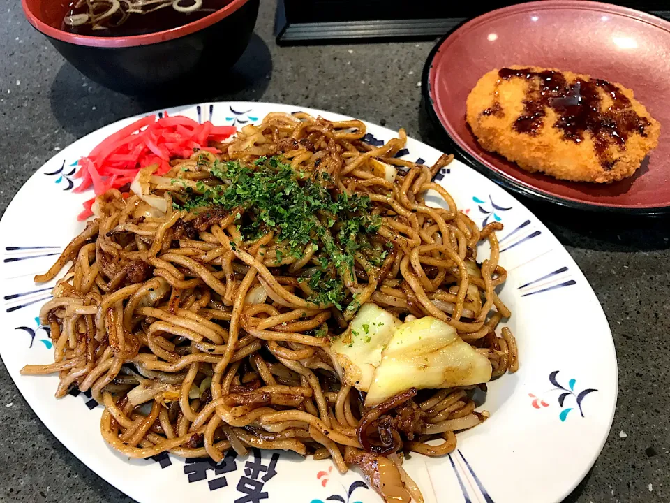 焼きそばにコロッケ|マハロ菊池さん