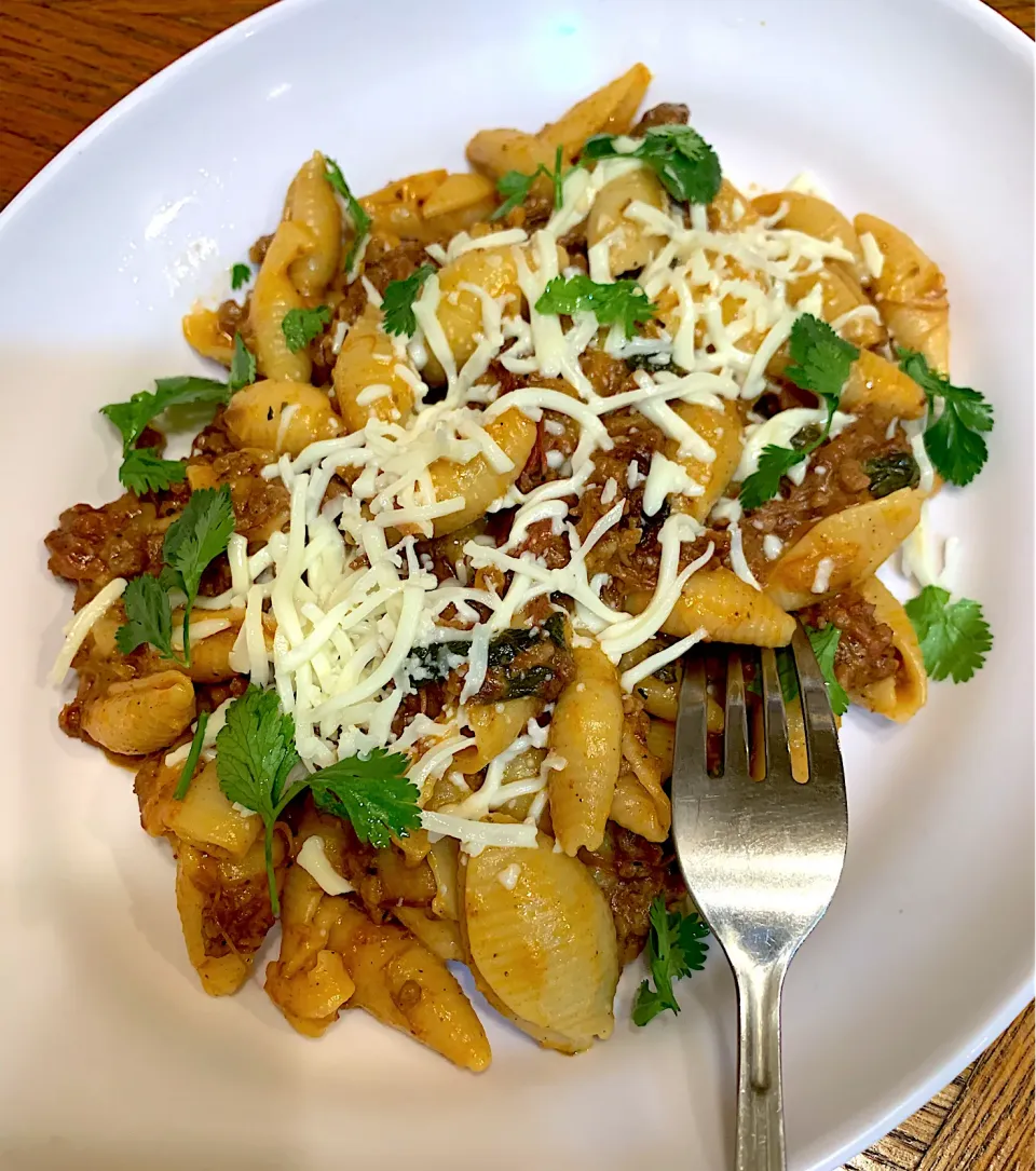 Left Overs Pasta & Shredded Roast Beef topped with mozzarella cheese. Garnish with cilantro 🌱|Alma's Home Kitchenさん