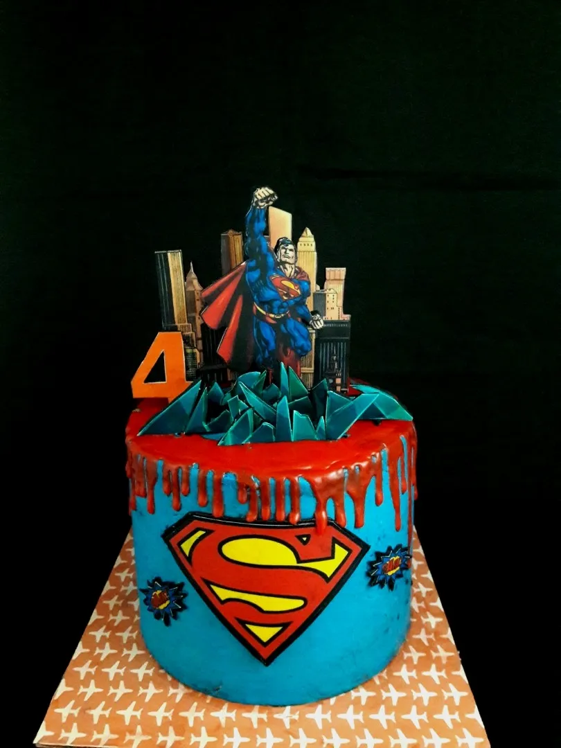 ♡ Superman Cake

Made of 2 kg of chocolate sponge. Layered and frosted in Hershey chocolate swiss buttercream.
|zakicakesさん