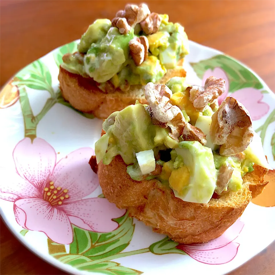 アボ玉納豆サラダのせバケットオープンサンドで朝ごパン🥖😊|ららさん