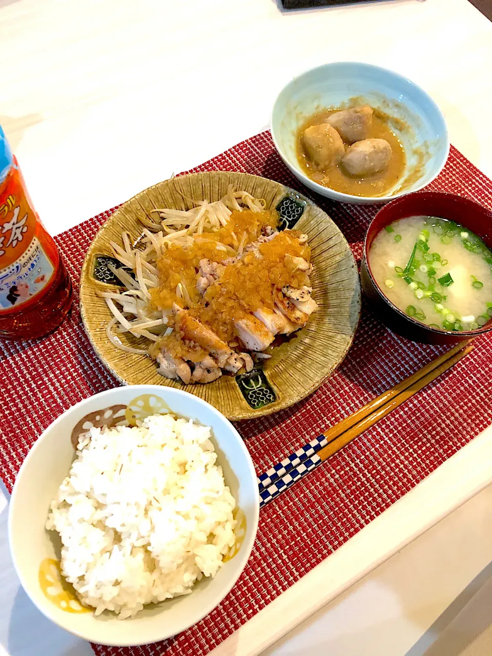 鶏肉のハーブ焼き　玉ねぎソース　里芋の煮物　お味噌汁|キヨさん