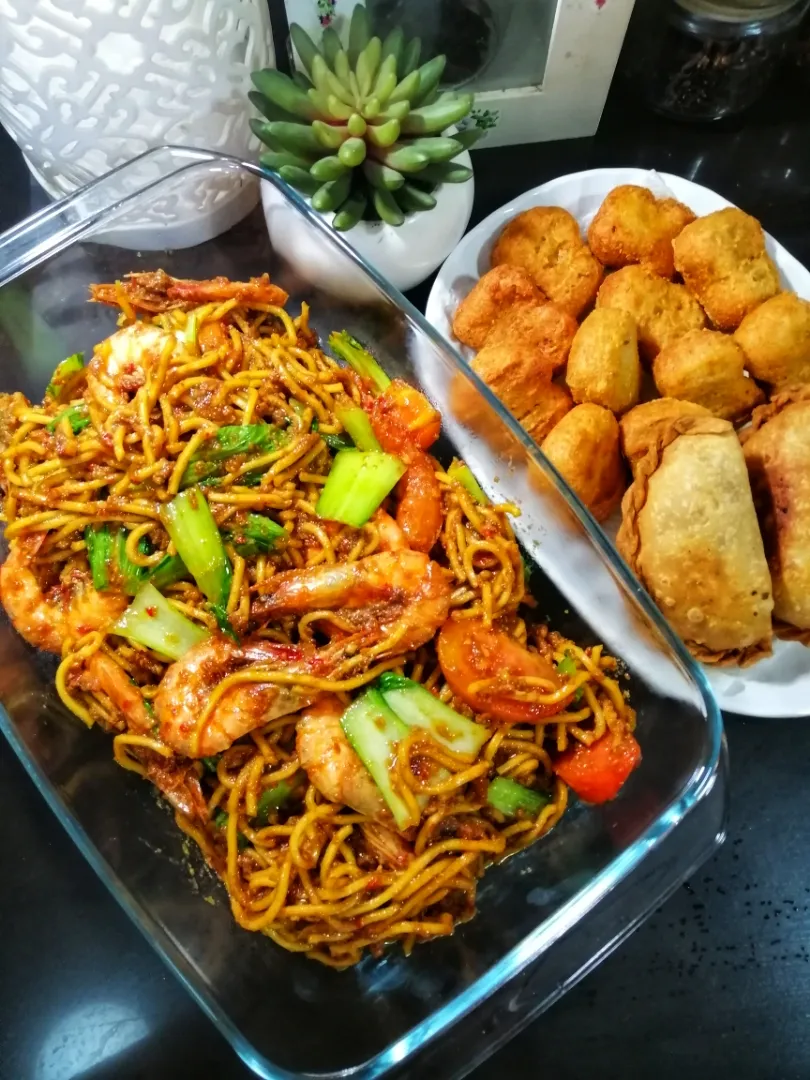 Fried prawn mee, nuggets & caripuf|azirasamsuddin771008055774さん