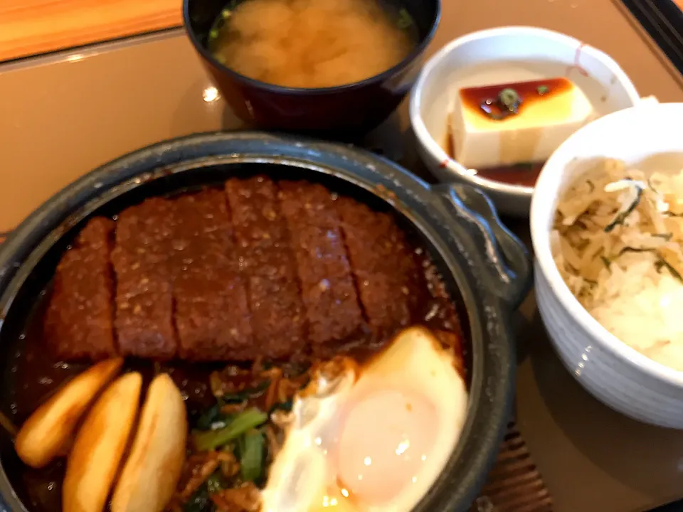 お初の「やよい軒」味噌かつ煮定食|ま〜てぃんさん