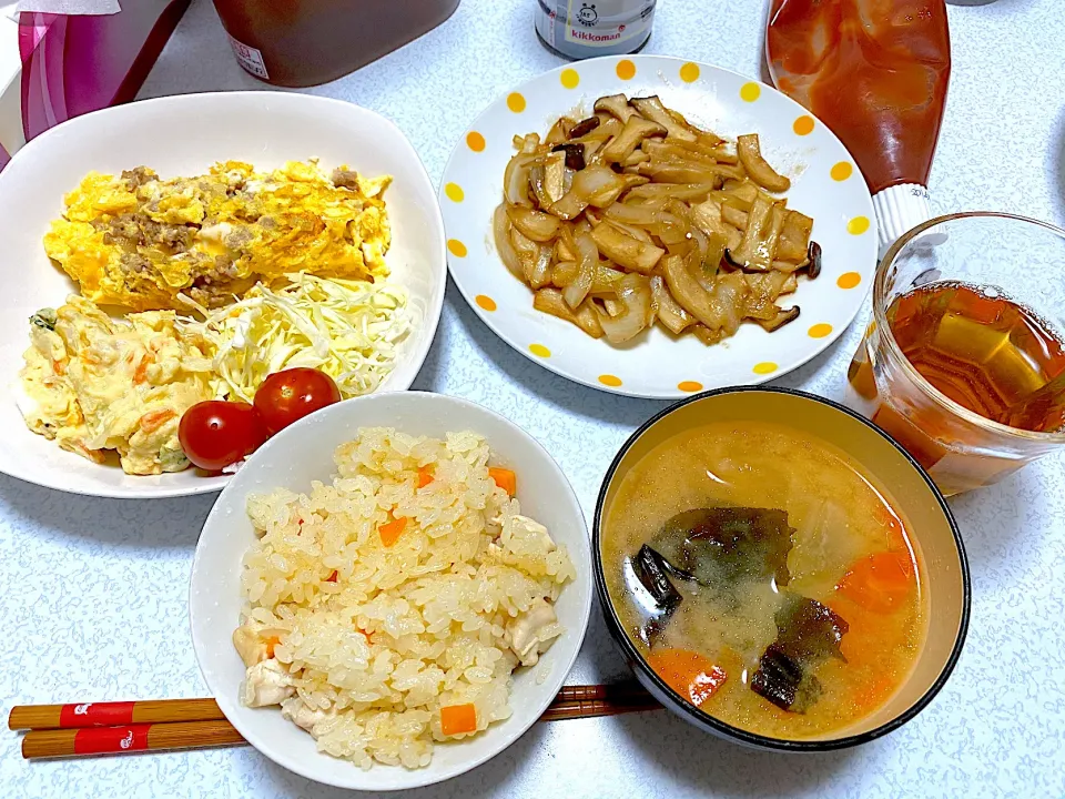 ひき肉のオムレツ　エリンギのバターポン酢　炊飯器のピラフ|はらさん