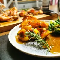 English Sunday Dinner - Roast chicken, roast potatoes, greens and a chicken jus|woody3785さん