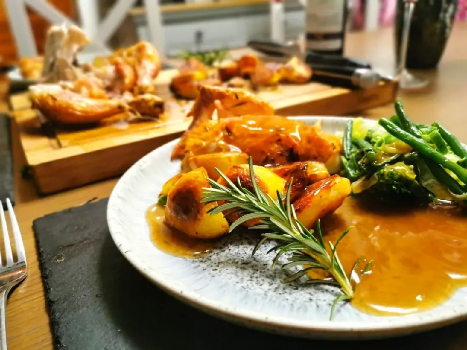 Snapdishの料理写真:English Sunday Dinner - Roast chicken, roast potatoes, greens and a chicken jus|woody3785さん