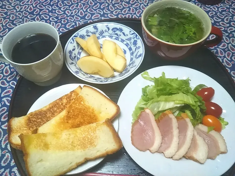 よねばーばの朝ごはん
鴨肉のロースト
レタスのスープ
パン、りんご、コーヒー|yoneばーばさん