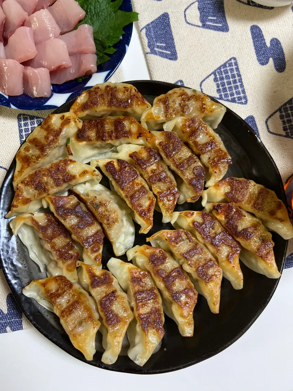 昨日の晩御飯🥰ブリの刺身と餃子🥟|ゆきさん