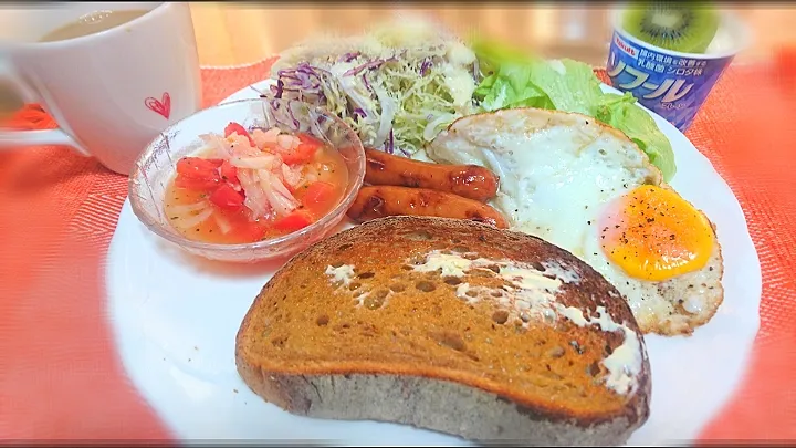 目玉焼き🍳
 トマト🍅のマリネ
 石窯玄米 パン🥖|びせんさん