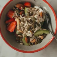 Kiwi, Strawberry, Yogurt, and Mix Nuts|Sariさん