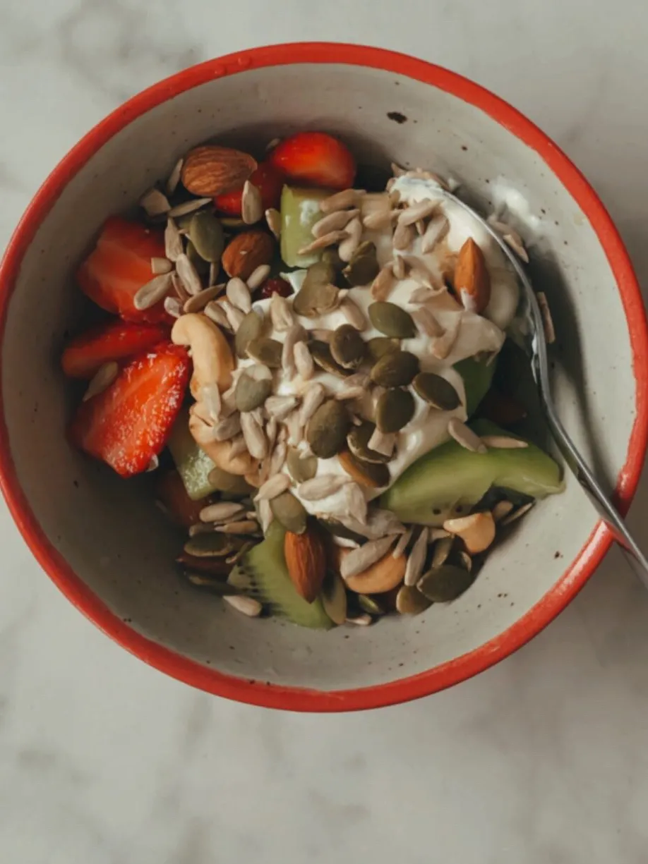 Kiwi, Strawberry, Yogurt, and Mix Nuts|Sariさん