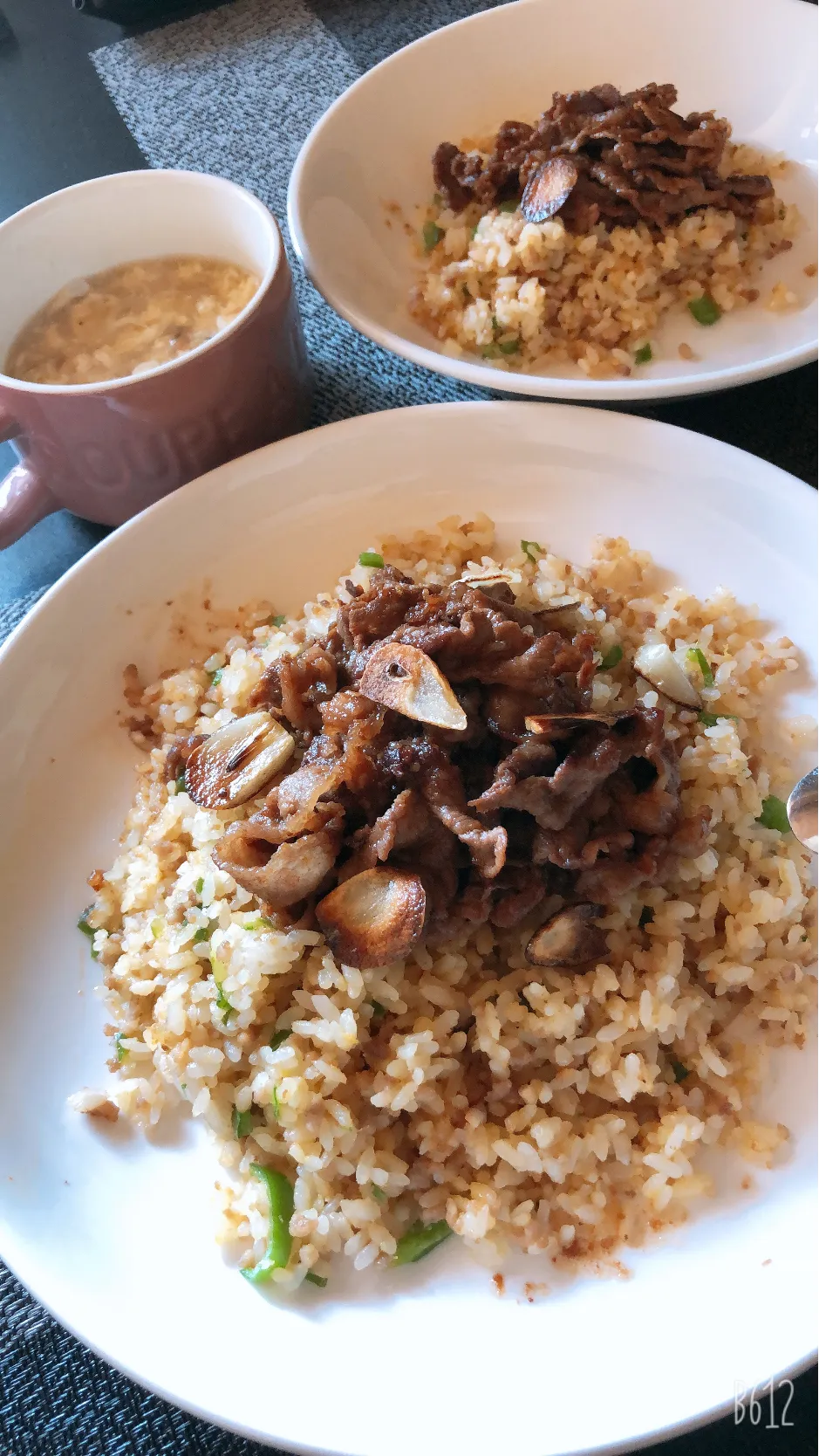 夜勤飯🏥旦那用＆私用（昼）肉乗せ焼き飯 フカヒレスープ😋|yukiさん