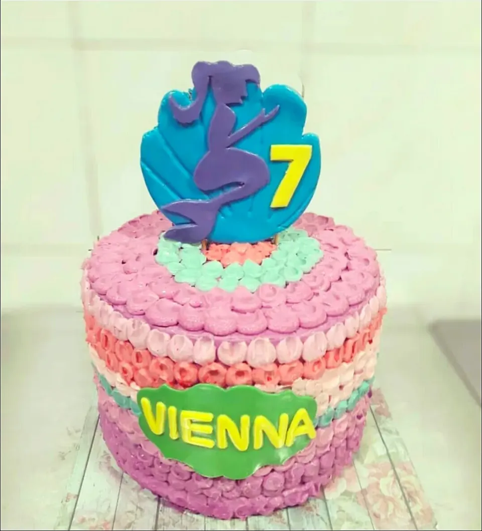 ♡ Mermaid Cake

A 2kg mermaid theme birthday cake. Made of chocolate sponge. Layered with chocolate ganache and chocolate swiss buttercream.
|zakicakesさん