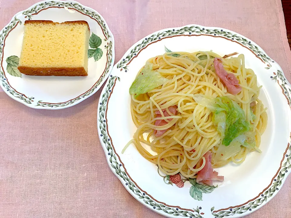 Snapdishの料理写真:レタス🥬と生ハムのペペロンチーノ🌶今日の昼食20200325|rococoさん