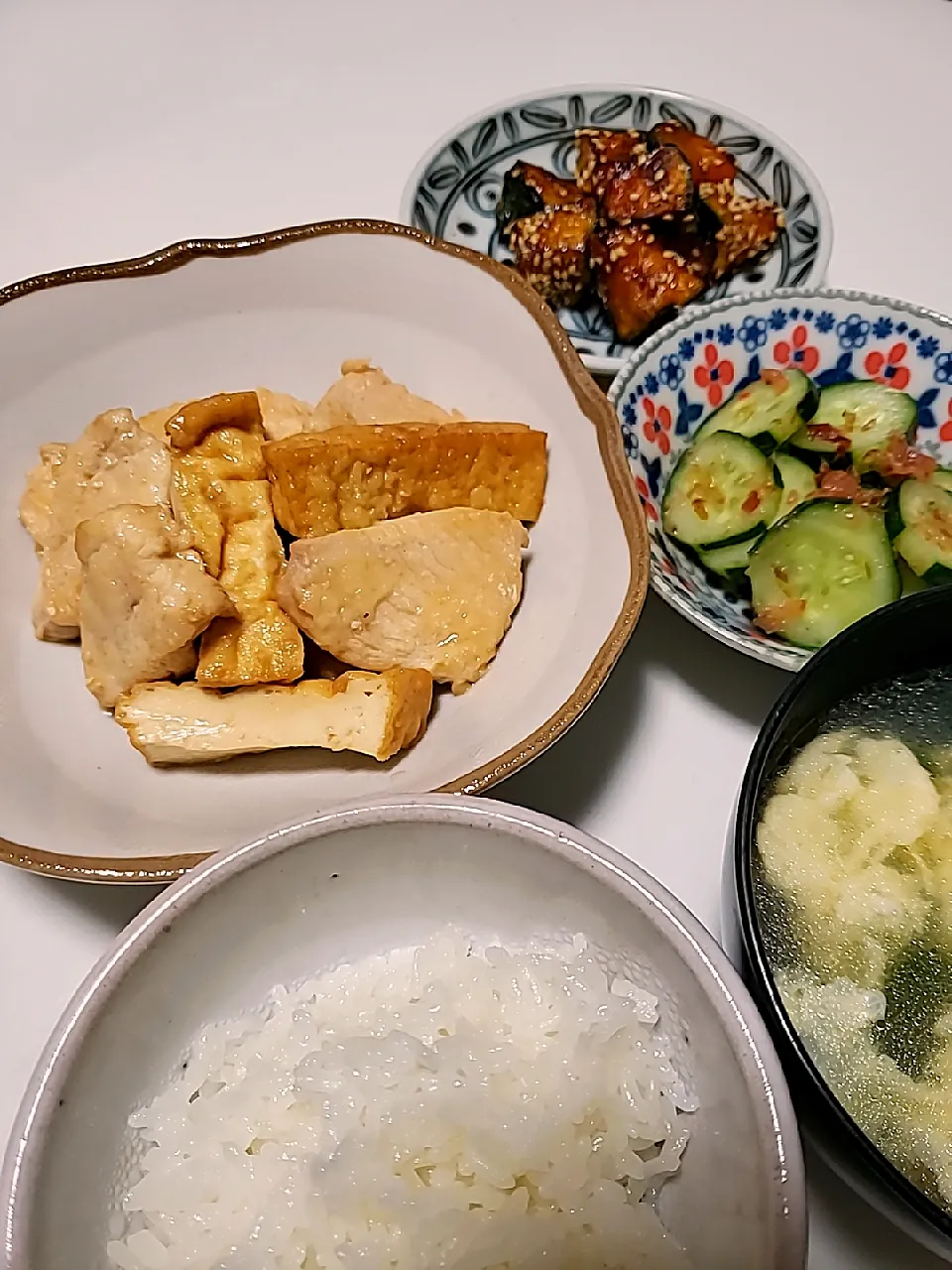 鶏ムネと厚揚げの炒め物
かぼちゃの甘辛ごまがらめ
梅きゅうり
ワカメ卵スープ|しょーこさん