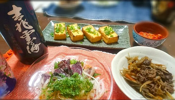 Snapdishの料理写真:初鰹 たたき🐟
 牛肉とごぼうの甘辛煮
 焼き厚揚げ✨|びせんさん