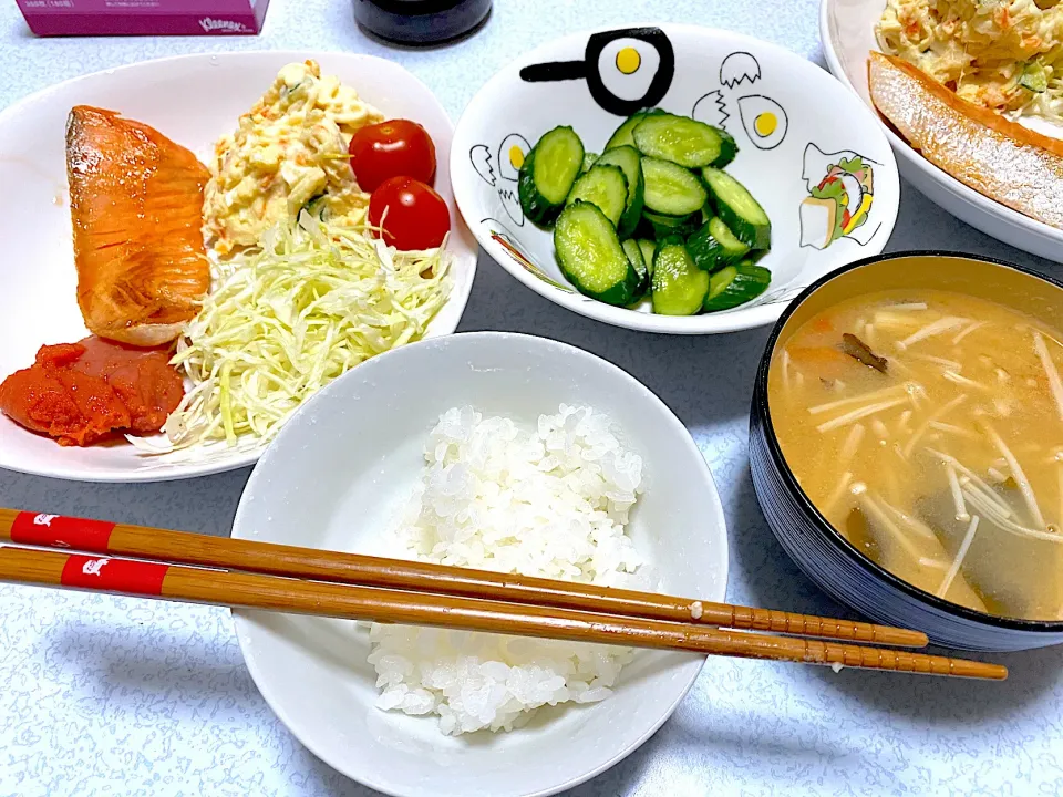 Snapdishの料理写真:鮭のバター醤油焼き　きゅうりの浅漬け　ポテトサラダ|はらさん